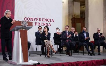Aspirantes desfilan en Palacio Nacional a dirigir sindicato de Pemex