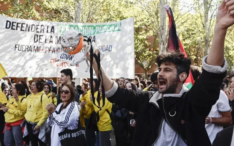 Estudiantes protestan en Madrid contra la visita de Javier Milei a una universidad pública