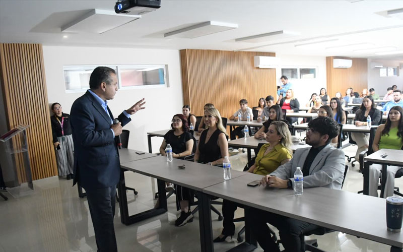 Toño Astiazarán destaca avances en seguridad y competitividad de Hermosillo ante universitarios