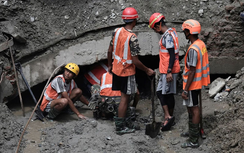 Rescatan con vida a dos trabajadores atrapados nueve días en túnel de Nepal