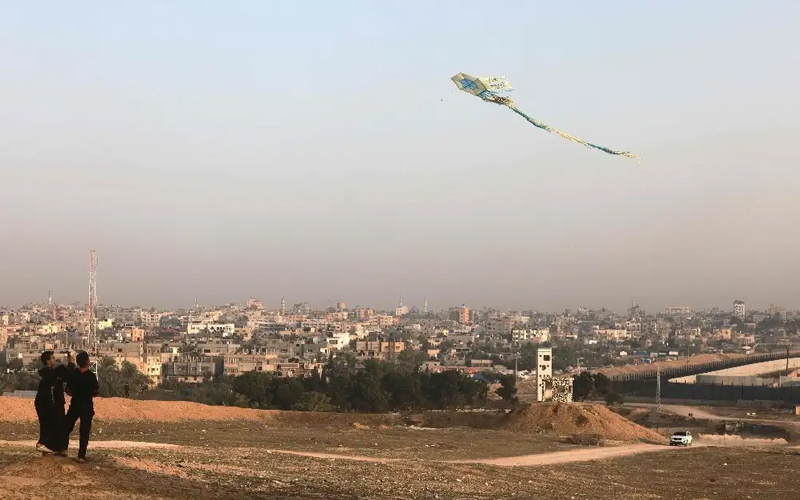 Advierten a padres de Gaza impedir que sus hijos vuelen papalotes por amenazas de Israel