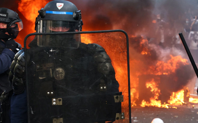 Protestas estudiantiles continúan en Francia entre barricadas y choques con la policía