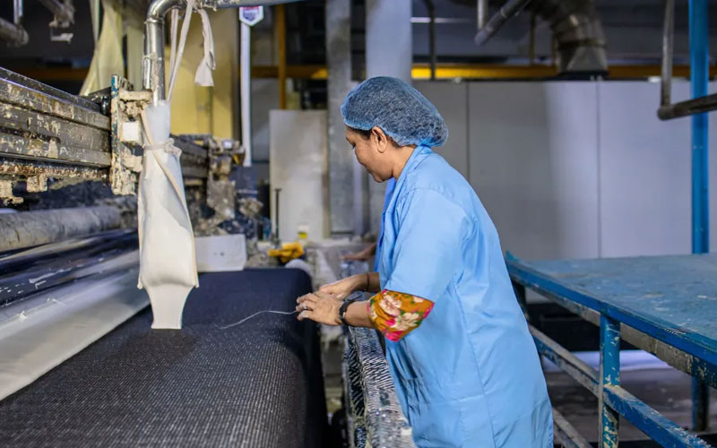 Producción manufacturera crece 0.9% en julio, pero el empleo permanece estancado