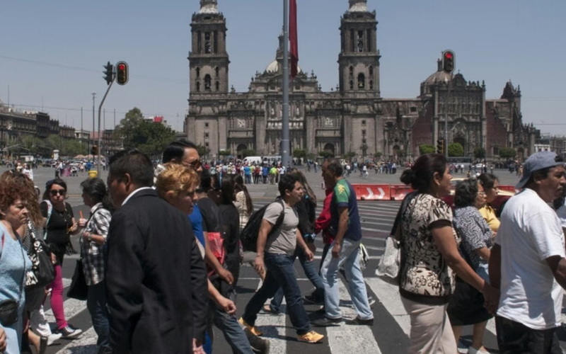 México envejece y registra caída en fecundidad; población llega a 130.9 millones