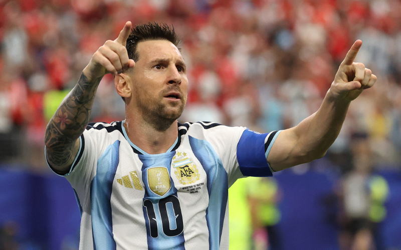 Messi guía a Argentina a octavos con doblete ante Austria
