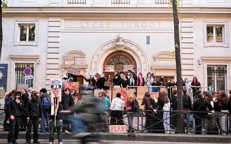 Cientos de escuelas siguen bloqueadas en Francia por protestas estudiantiles
