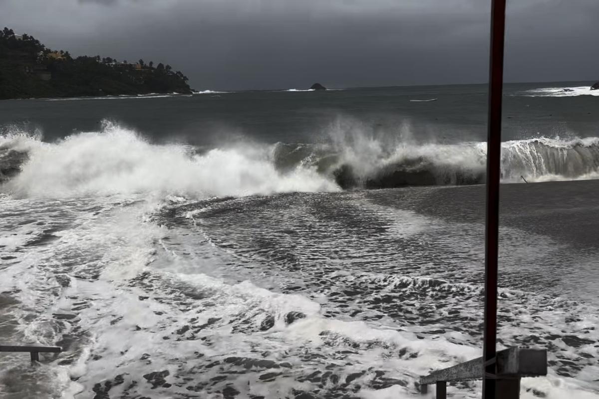 Huracán Simón Paraliza Manzanillo