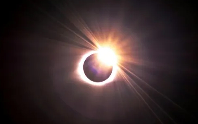 Eclipse solar no altera la gravedad ni detiene la rotación de la Tierra, explica físico de la UNAM