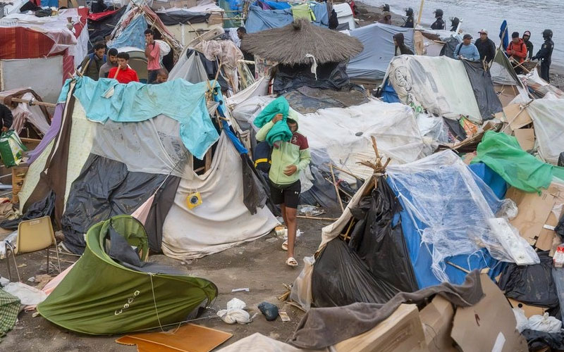 Desalojan asentamiento de más de mil migrantes en playa de Ceuta