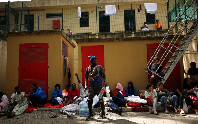 España reporta 5 mil migrantes aún en calles de Ceuta tras entrada masiva de julio