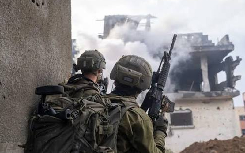 Indigna imagen de militares israelíes posando junto a un palestino con los ojos vendados
