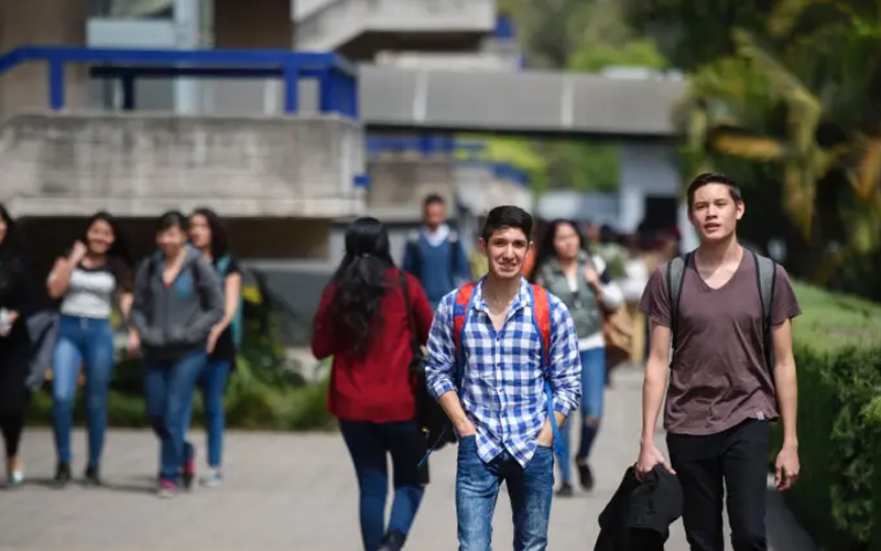 Crece matrícula universitaria, pero baja el gasto por estudiante: CEFP