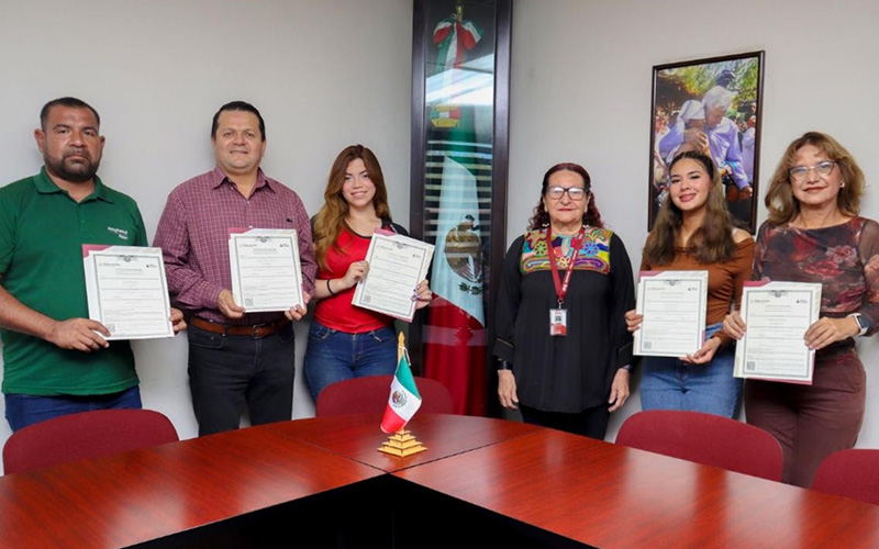 ISEA entrega certificados de secundaria y amplía oportunidades educativas para personas adultas