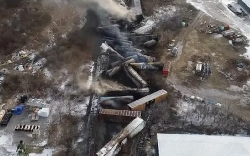 Explosión de tanque químico en Ohio obliga a evacuar a cientos de residentes