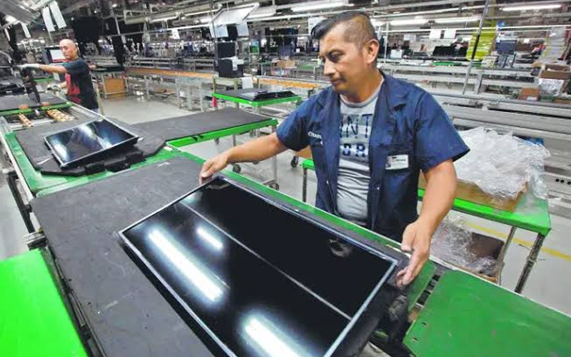 Producción manufacturera crece 4% en México pese a caída en más de la mitad de las industrias