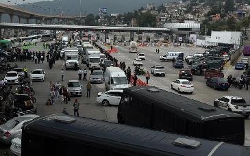 Padres de los 43 denuncian bloqueo a normalistas en caseta México-Cuernavaca