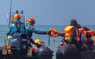 Rescatan a 157 migrantes tras incendio de embarcación en el canal de la Mancha