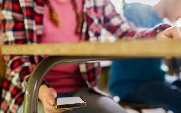 Prohibir celulares en escuelas sí reduce distracciones, pero no mejora calificaciones
