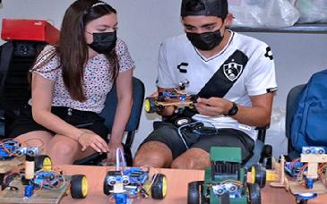 Alumnos de Robótica elaboran sus robots de movimiento autónomo